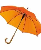 Oranje paraplu gebogen houten handvat